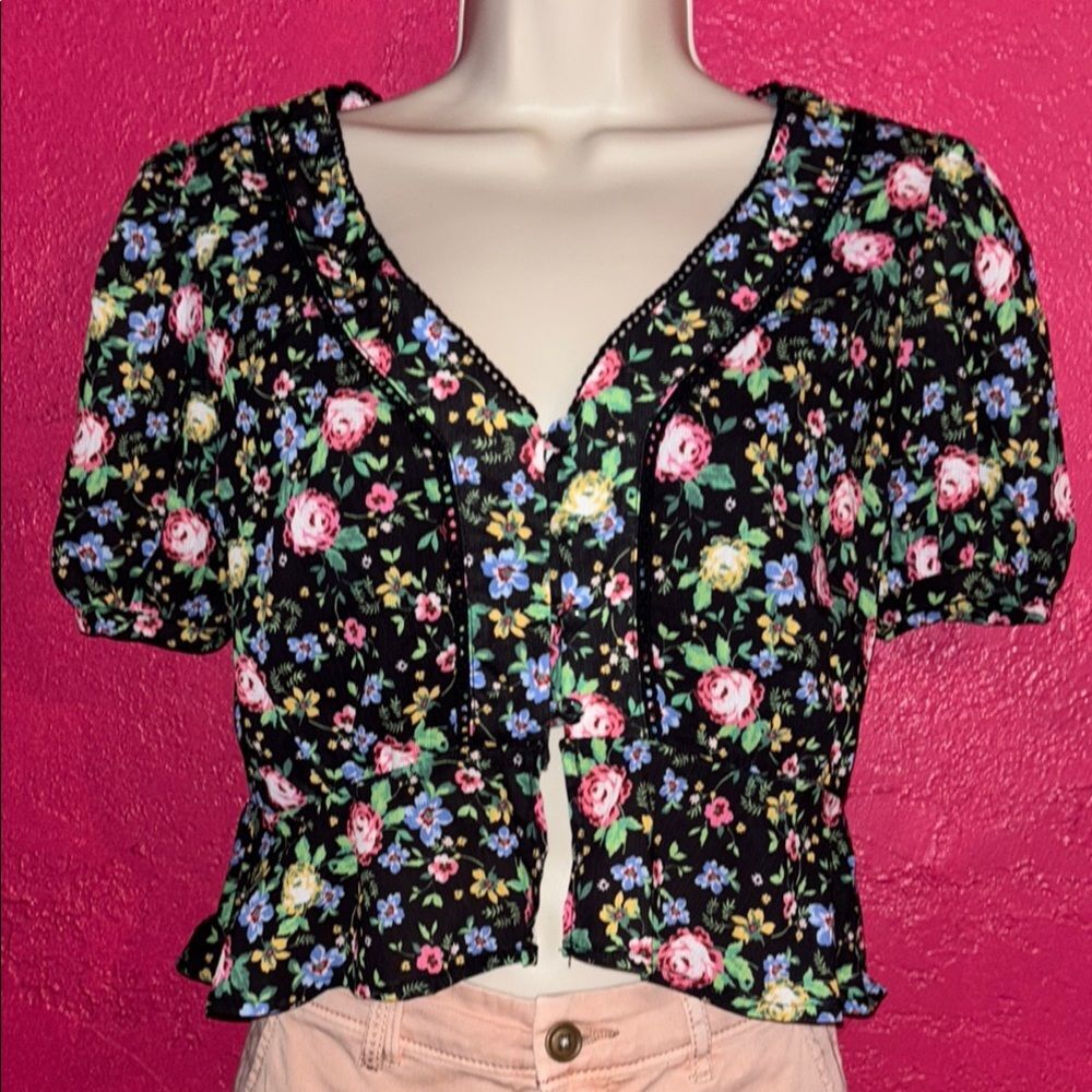 Gianni Bini cropped cottagecore, romantic floral top. Size small.